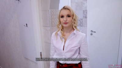 Jauna koledžas meitene krāpj savu draugu ar viņa draugu | POV un sperma viņas pussy iekšpusē!